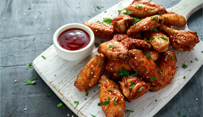 特色任食放題推介丨#3. 雞翼放題香口惹味的雞翼總是讓人食到不能停下來，那麼不如就試試以雞翼作為主題的任食放題，你和伴侶可以一次過食個滿足。雞翼放題可以讓情侶們想食幾多便食幾多，不用為誰食了最後一隻雞